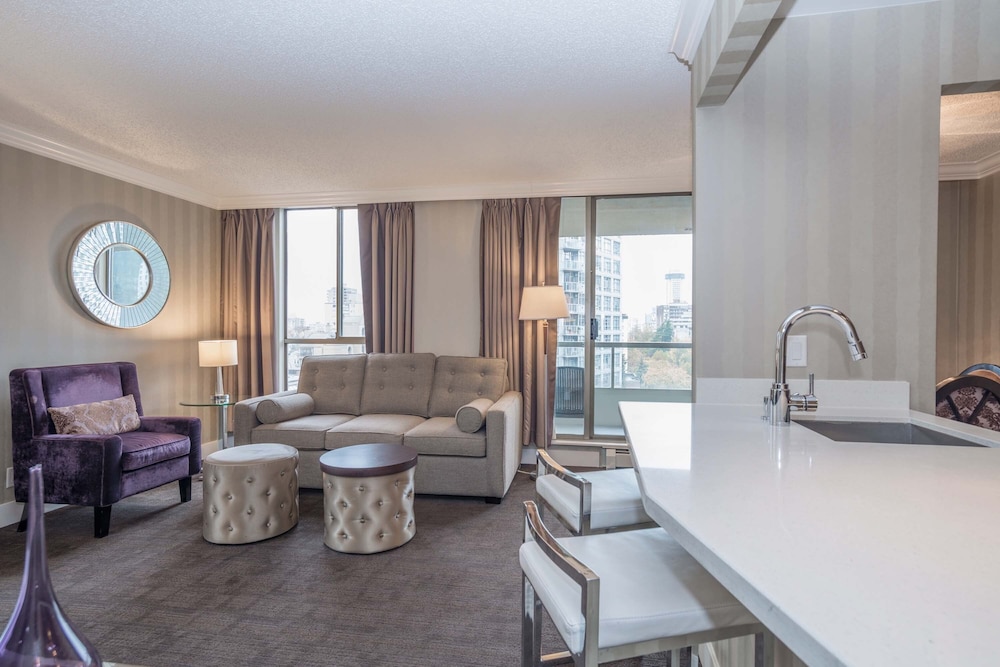 Two Bedroom Sutton Suite, 1 King, 1 Queen, Sofa Bed - Photo 4
