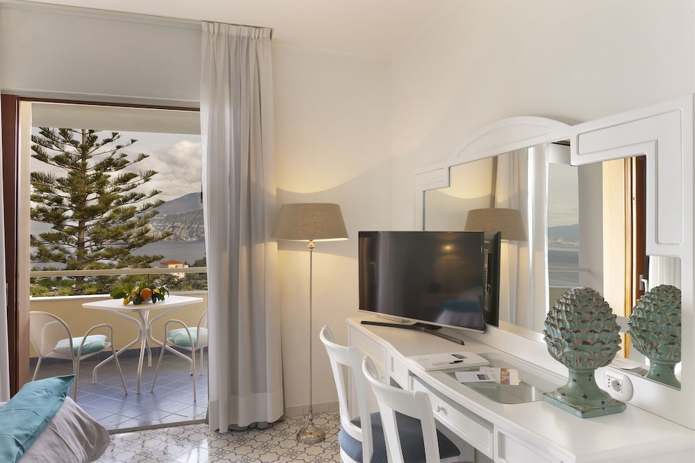 Superior Double Room, Balcony, Sea View - Photo 2