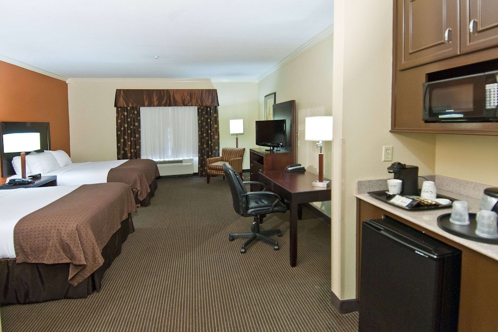 Room, 2 Queen Beds, Accessible, Non Smoking (Mobility/hearing, Roll-in Shower) photo 1