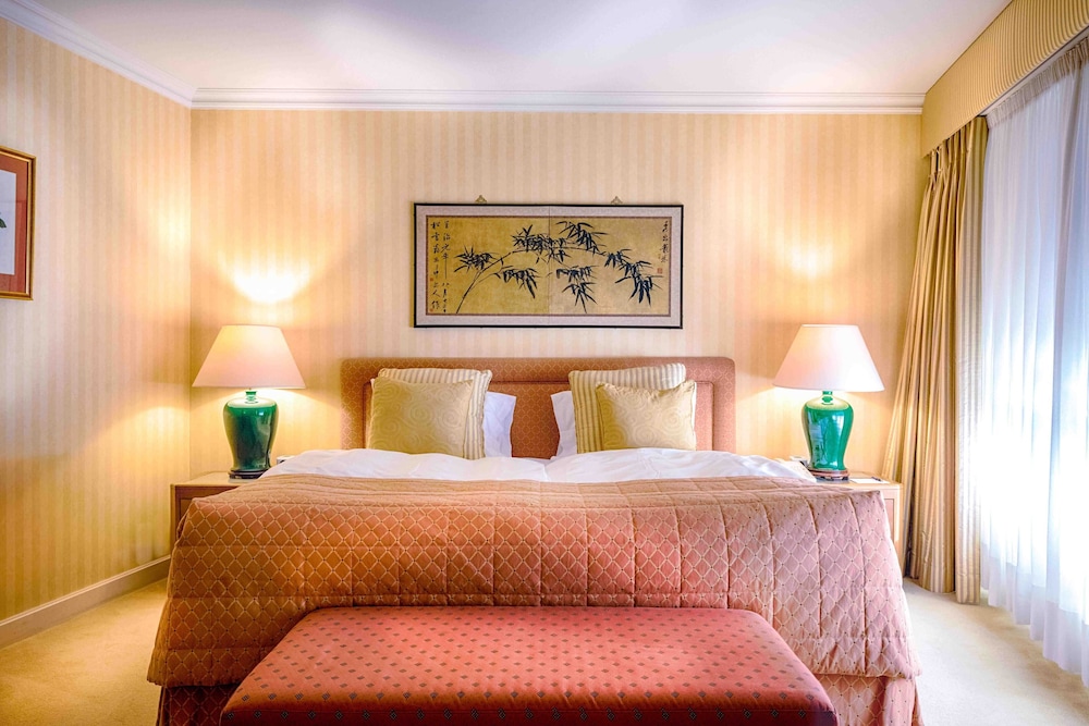 Executive Suite, 1 King Bed, Balcony, Lake View - Photo 1
