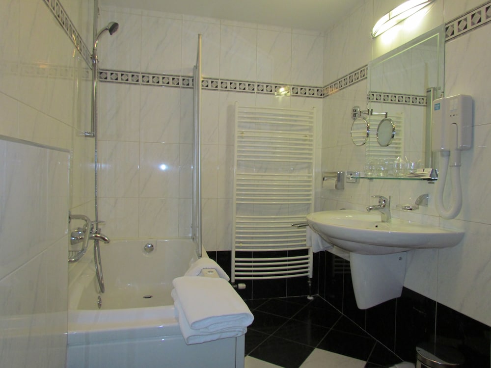 Twin Room, Balcony - Photo 4