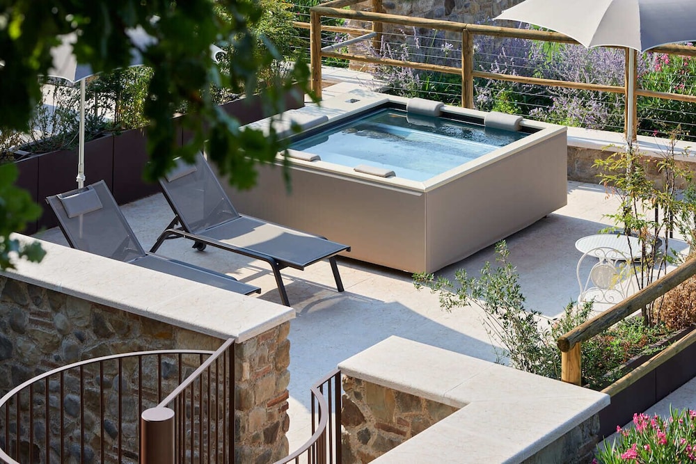 Luxury Studio Suite, 1 King Bed, Hot Tub, Garden View photo 2