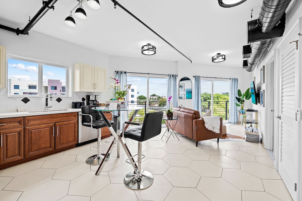 Luxury Suite, Kitchen, River View