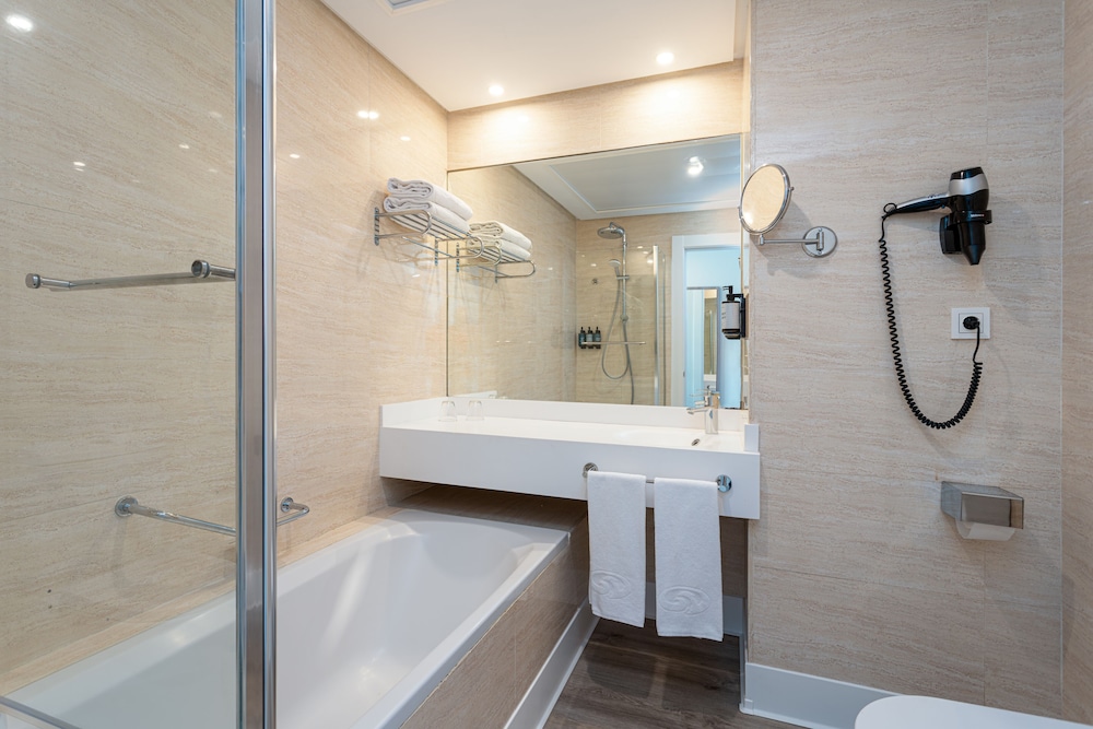Premium Room, Sea View (2 adults + 1 Child) - Photo 4