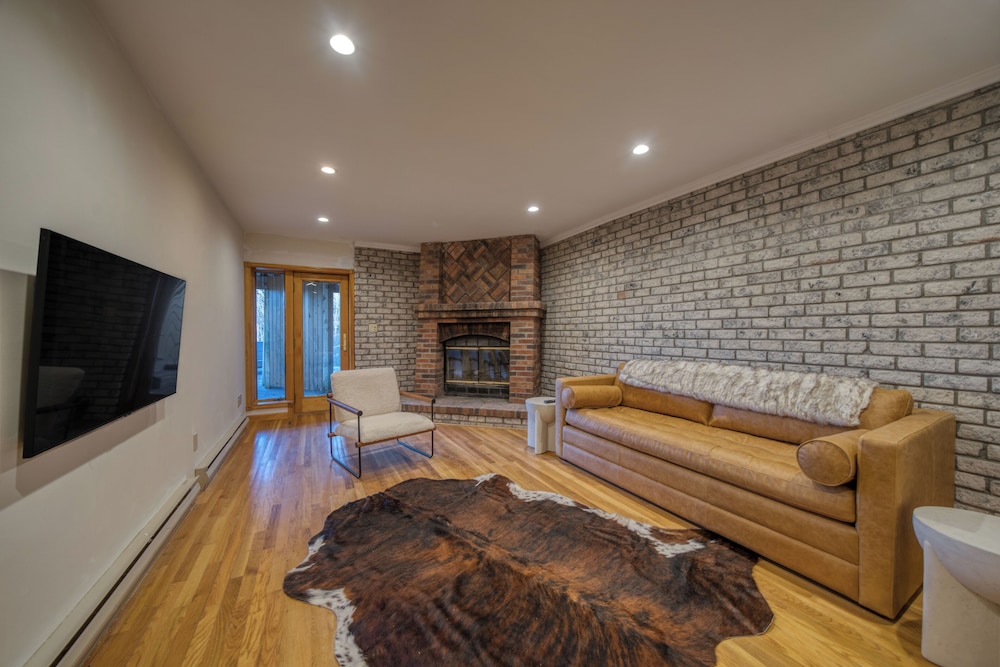 Luxury Condo, 1 King Bed with Sofa bed, Kitchen