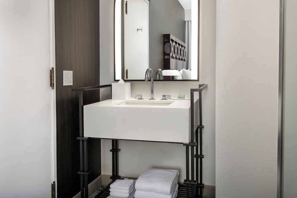 Room, 2 Queen Beds (Mobility/Hearing Access, Roll-In Shwr) - Photo 6