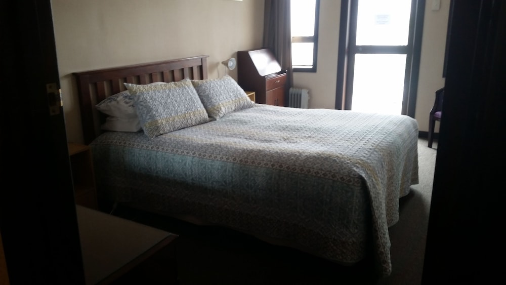 Queen Ensuite Room with Balcony photo 3