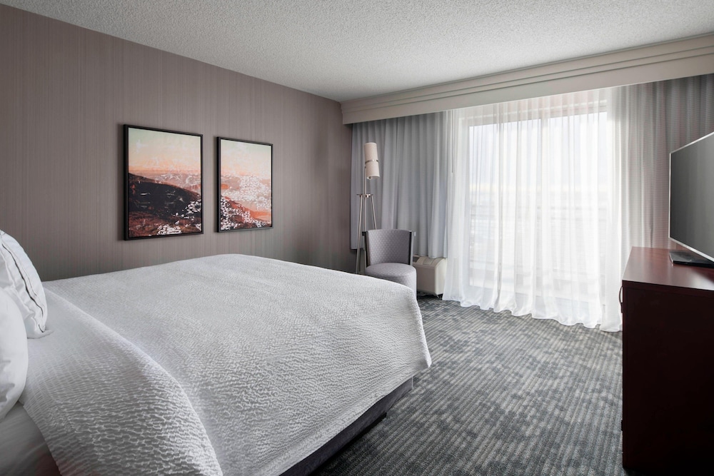 Executive Suite, 1 Bedroom - Photo 1
