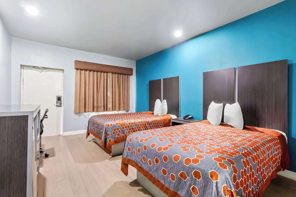 Standard Room, 2 Double Beds, Smoking photo 3