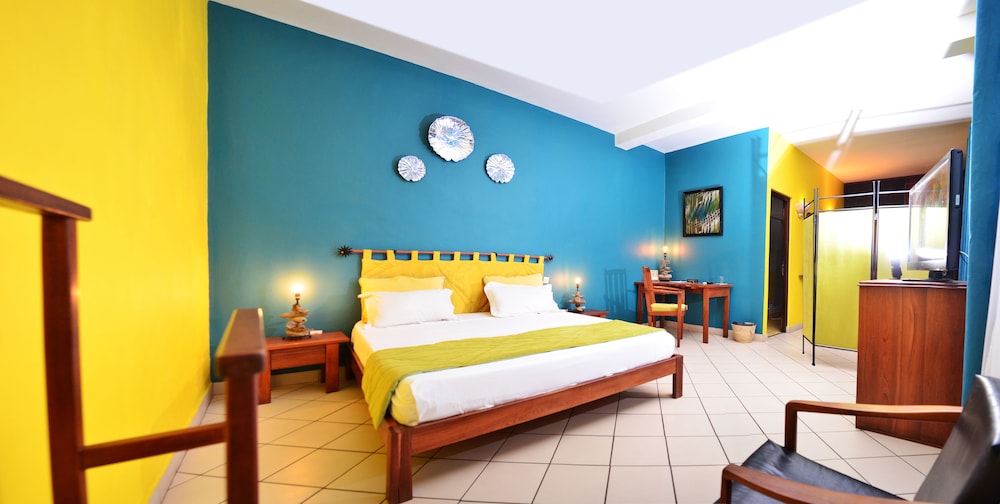 Executive Suite, 1 King Bed, Non Smoking, Pool View photo 2