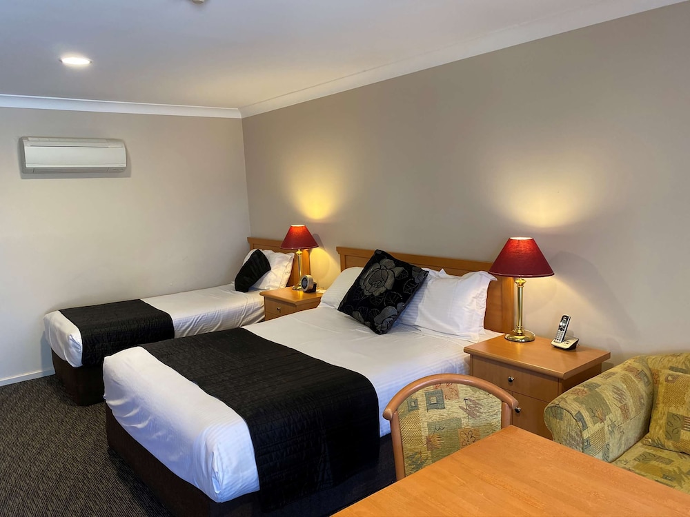 Executive Suite, Multiple Beds, Non Smoking, Kitchenette (with Sofabed) - Photo 3