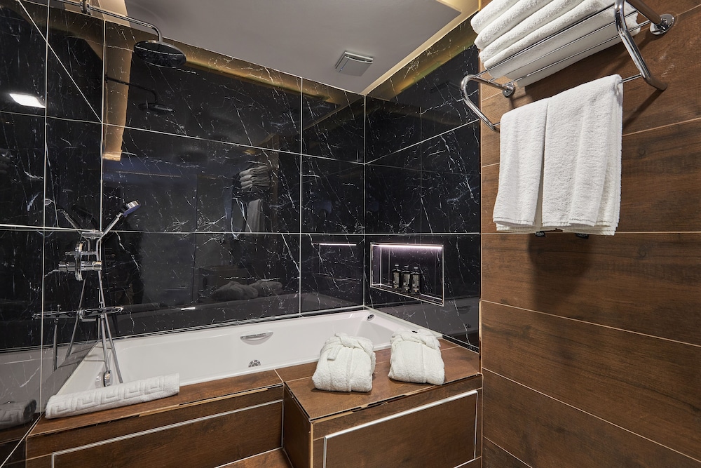 Family Room, Jetted Tub - Photo 5