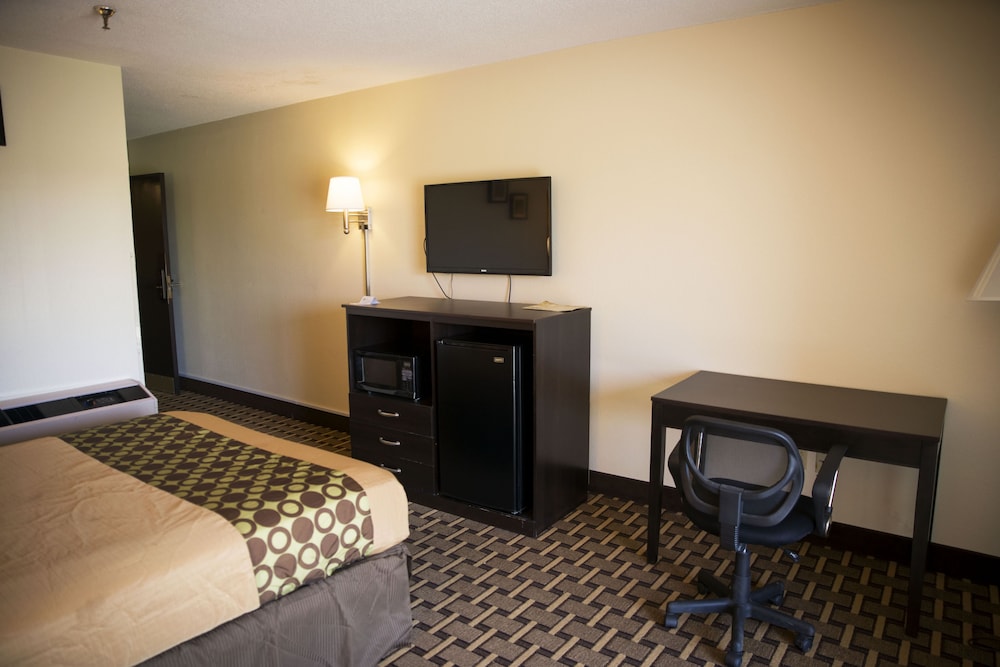 Standard Room, 1 Queen Bed photo 2
