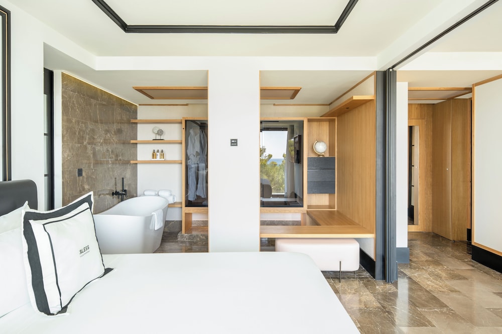 Suite - Photo 11
