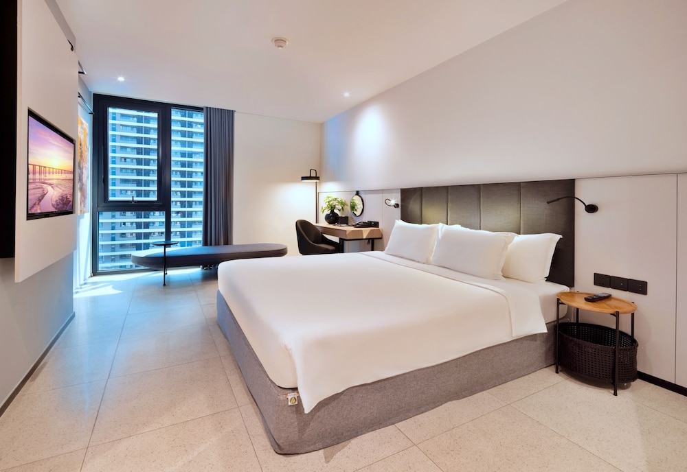 Deluxe Plus King Room - Photo 4