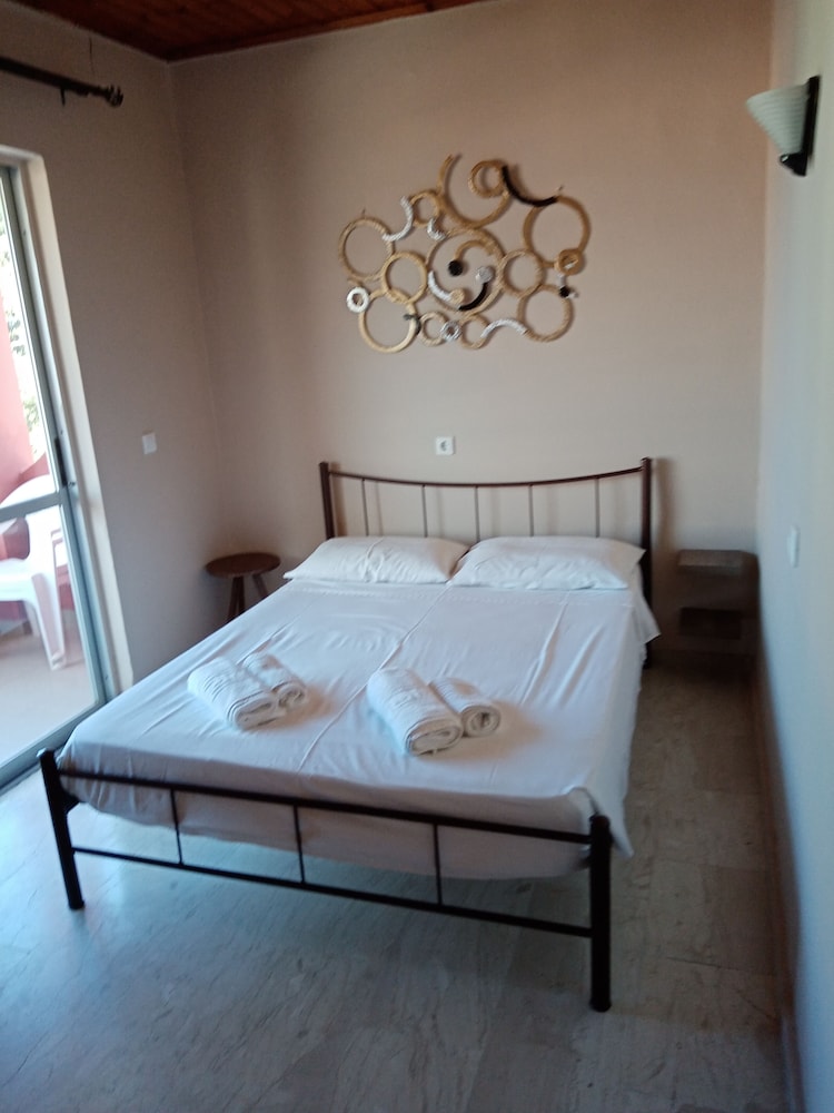 Basic Studio, Sea View