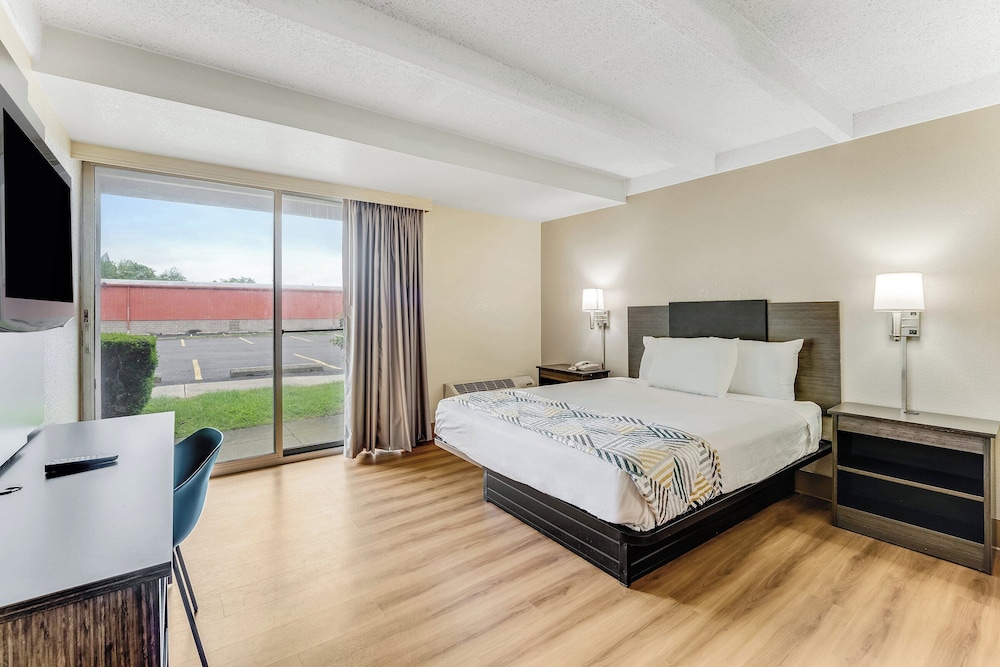 Standard Room, 1 Queen Bed, Smoking - Photo 1