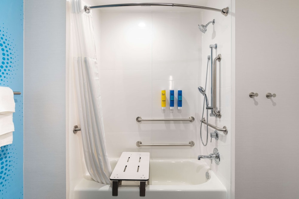 Room, 2 Queen Beds, Accessible, Bathtub (Mobility & Hearing) - Photo 3