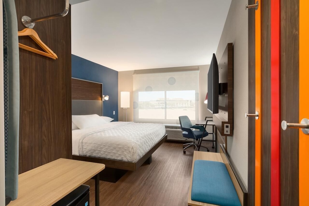 Room, 1 King Bed - Photo 3