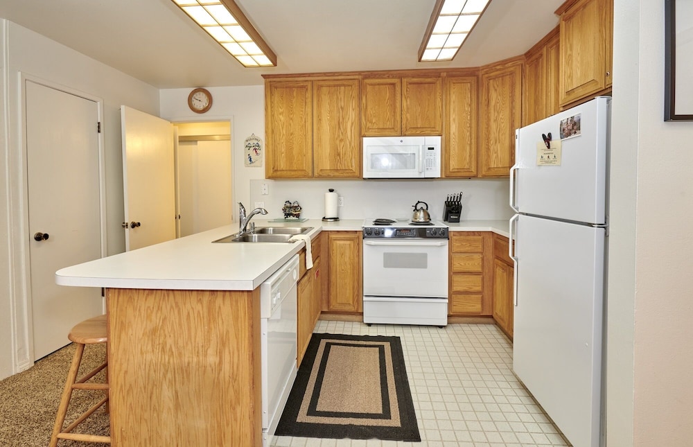 Condo, 2 Bedrooms photo 3