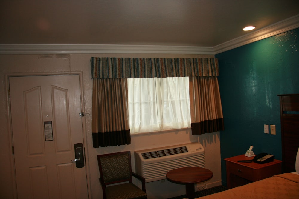 Deluxe Room, 1 King Bed photo 2