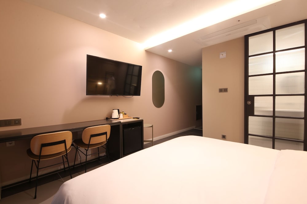Standard Double Room - Photo 8