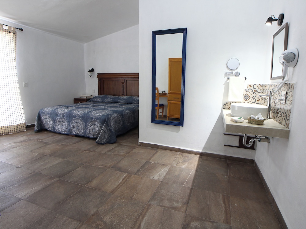 Standard Room, 1 King Bed photo 2