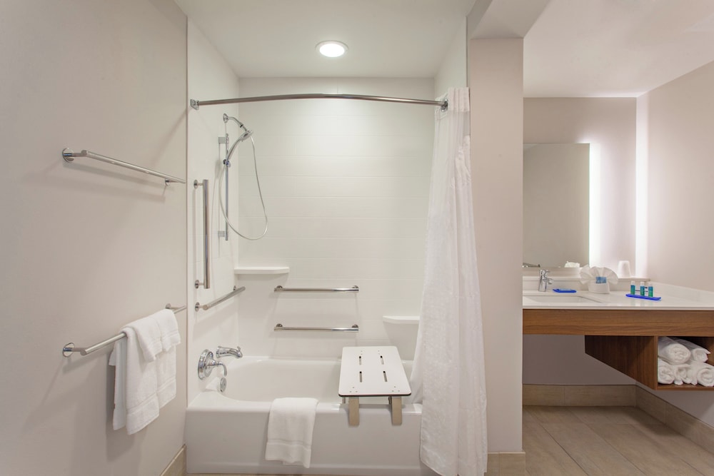 Suite, 2 Double Beds, Mobility Accessible (Accessible Tub)