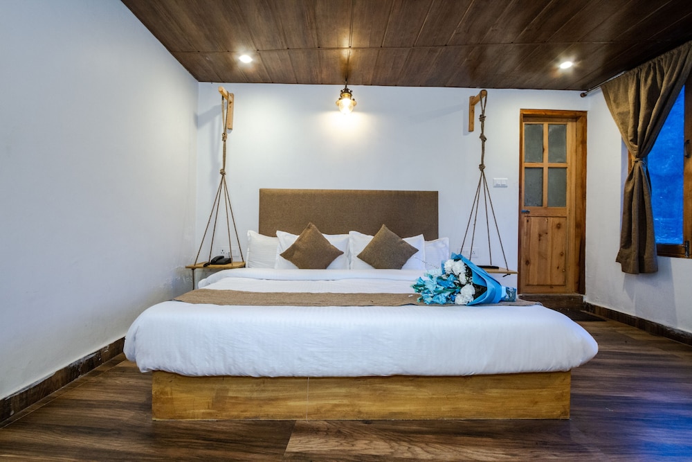 Basic Double Room, 1 King Bed, Mountain View - Photo 4