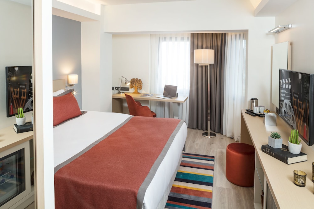 Premium Room, 1 Queen Bed, Non Smoking - Photo 4