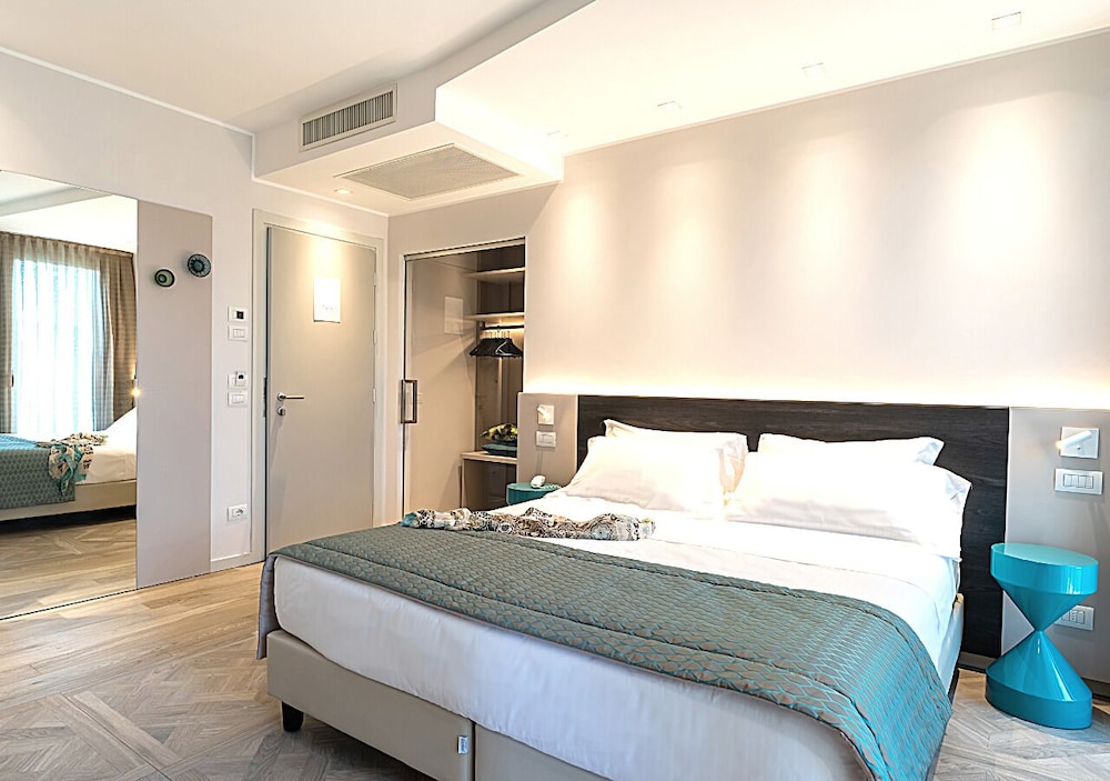 Superior Double Room, Balcony, Partial Sea View photo 2