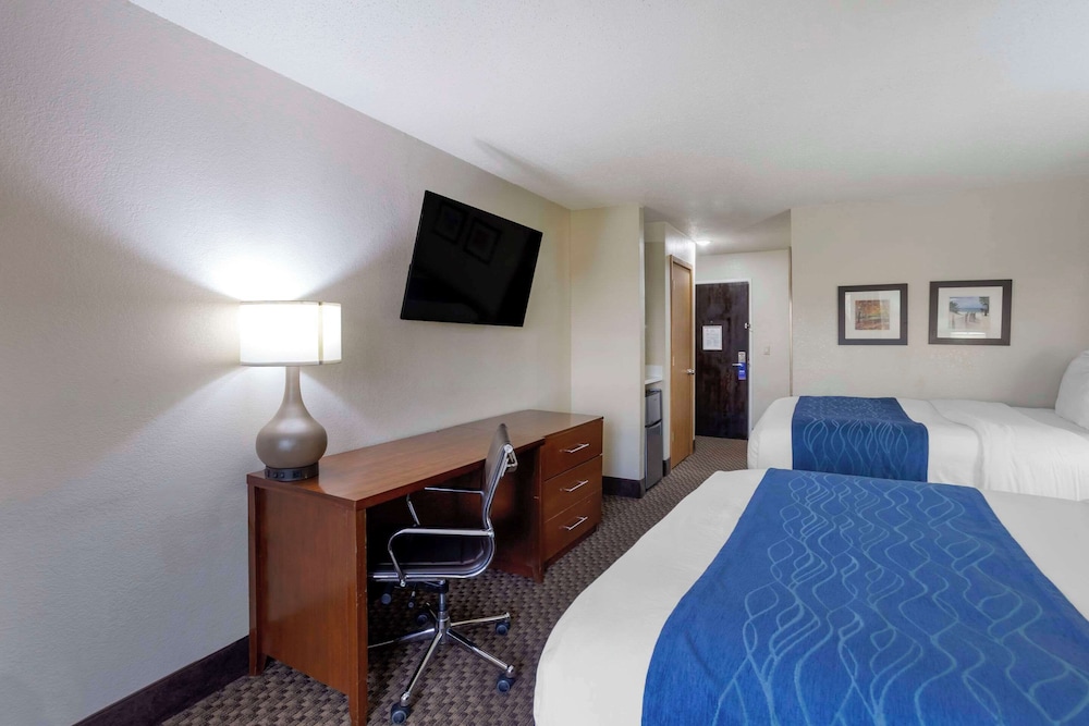 Room, 2 Queen Beds, Non Smoking (Upgrade) - Photo 3