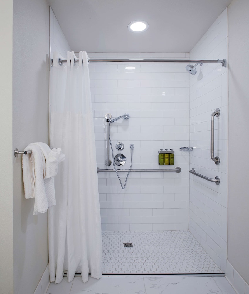 Room, 1 Bedroom, Accessible (Mobility & Hearing, Roll-in Shower) - Photo 6