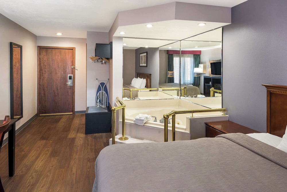 Romantic Room, 1 King Bed, Non Smoking - Photo 2