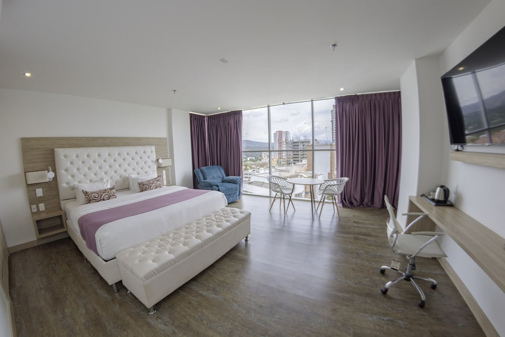 Deluxe Suite, 1 King Bed, Jetted Tub, City View (Non Smoking)