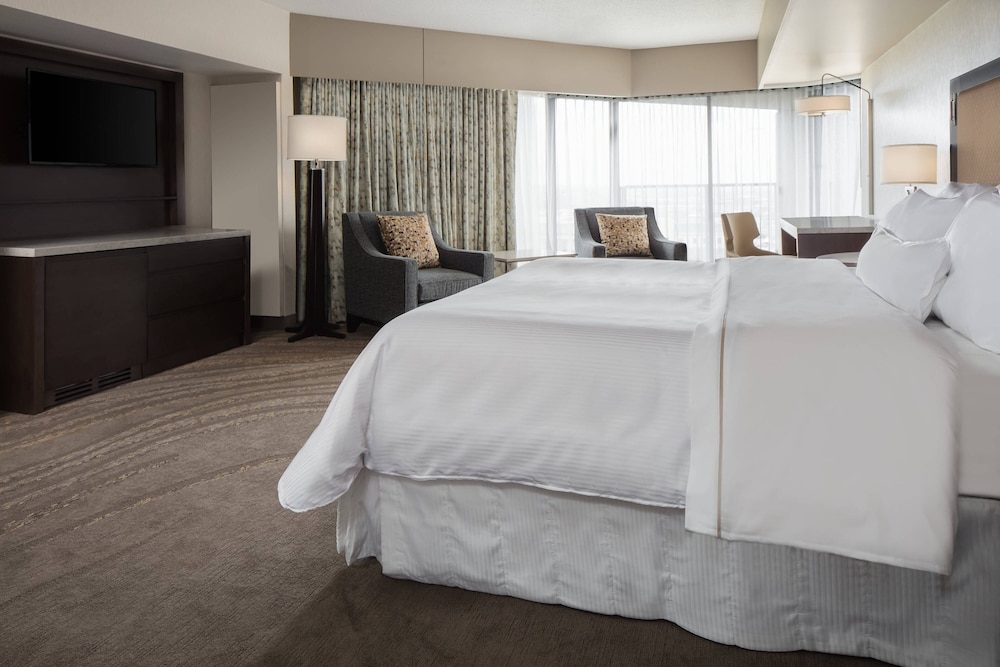Club Room, 1 King Bed, Corner - Photo 4