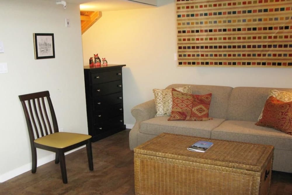 Condo, Multiple Beds (Central Victoria B)
