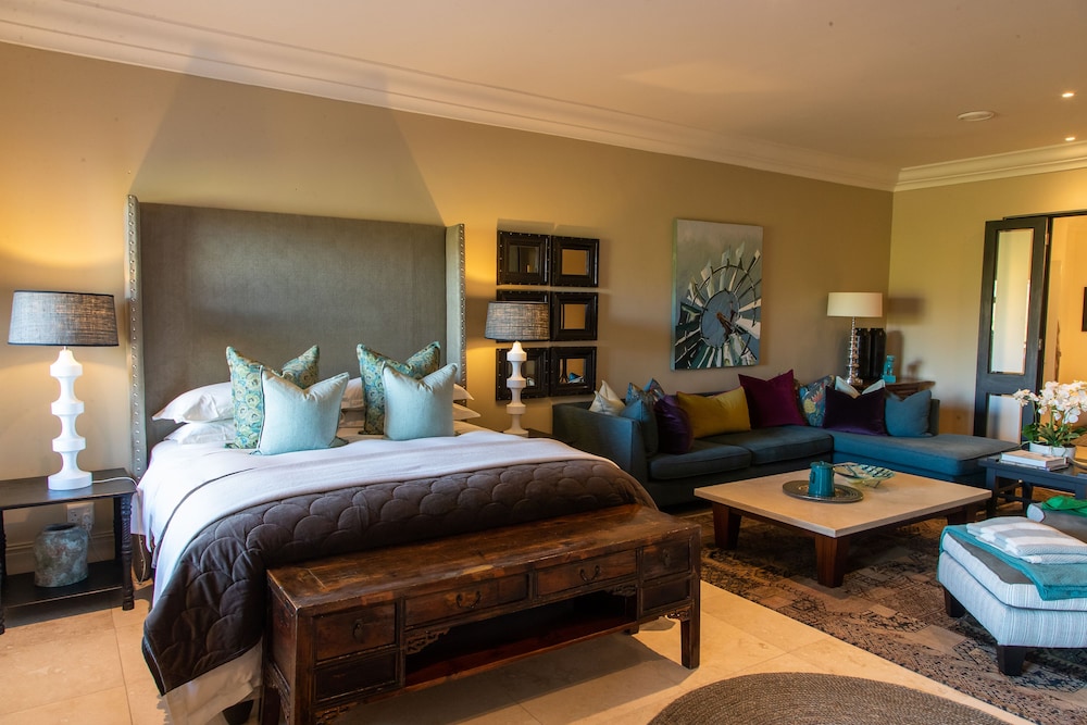 Deluxe Suite, 1 King Bed, Mountain View photo 1