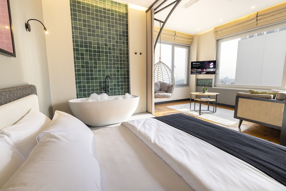Honeymoon Penthouse, Hot Tub, Partial Sea View photo 1