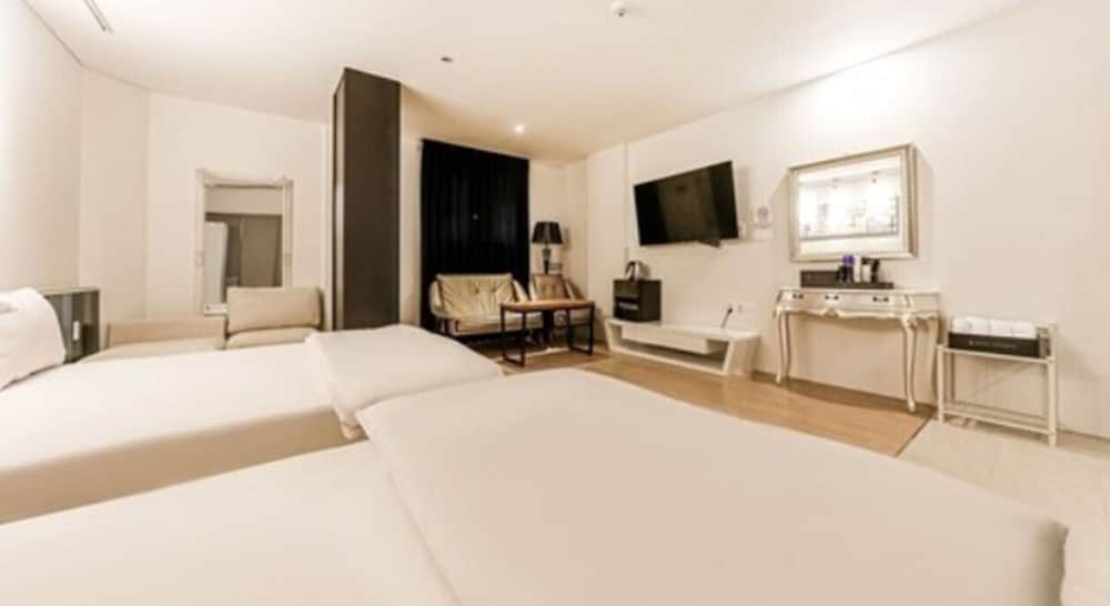 Suite Twin Room photo 3