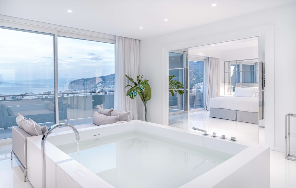 Suite, 1 King Bed (Surya)