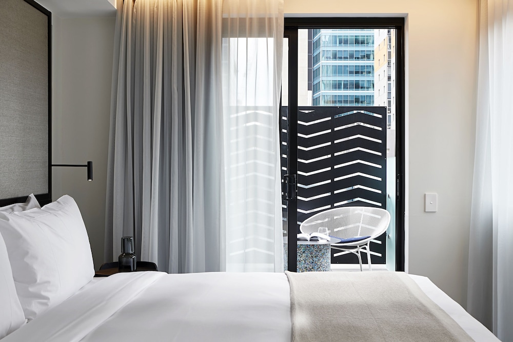 Two Bedroom Terrace Suite - includes hosted hour with free drinks and WiFi - Photo 8