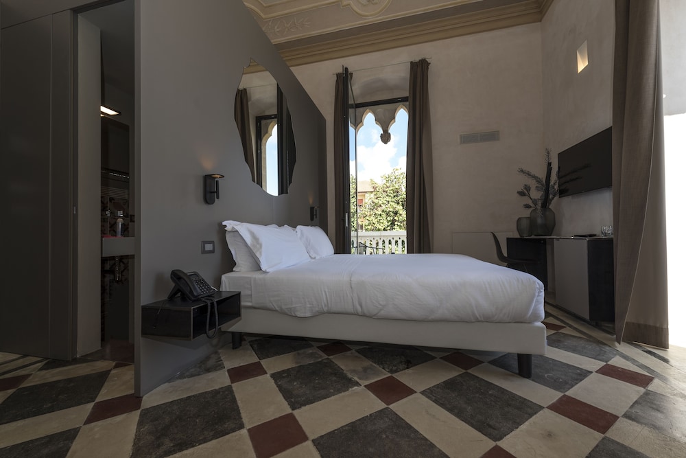 Deluxe Room, Balcony