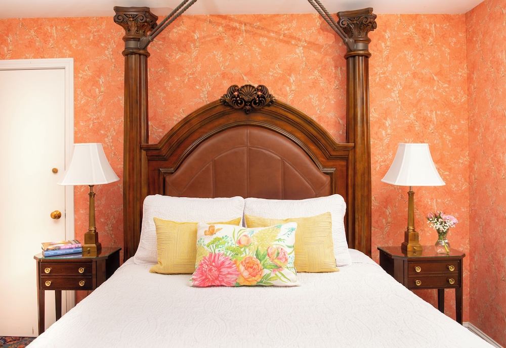 Deluxe Room, 1 Queen Bed (No Pets) photo 1