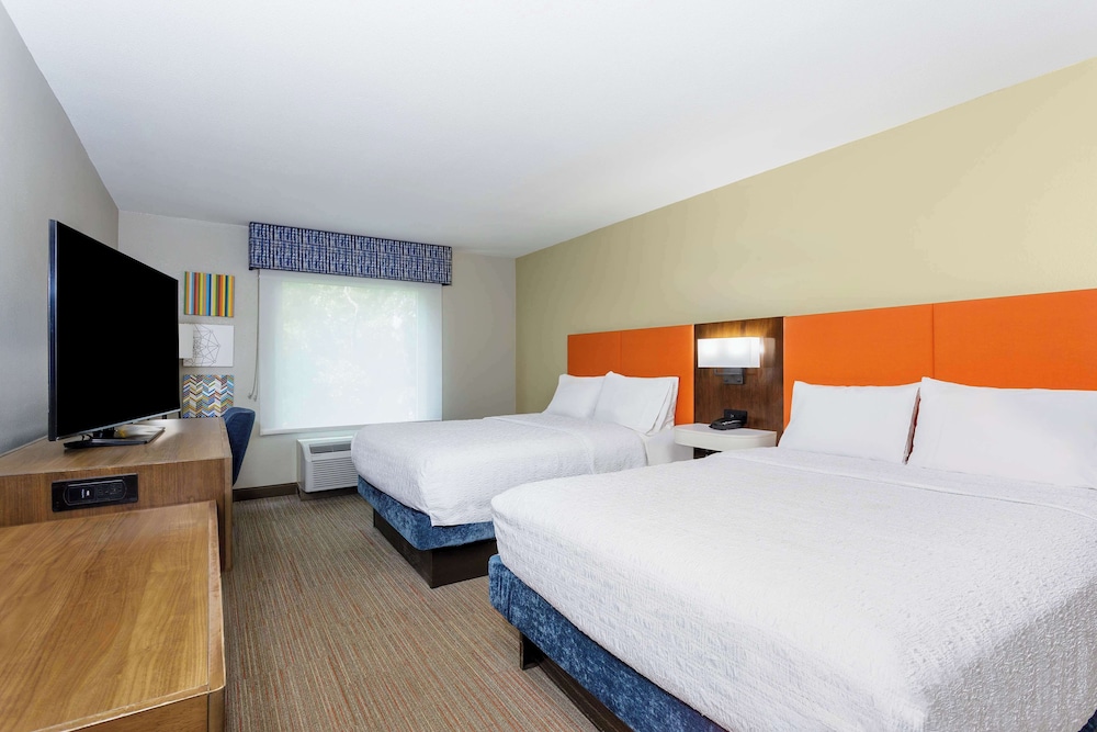 Two Queen Beds, Non-Smoking, Accessible with Roll-In Shower - Photo 4