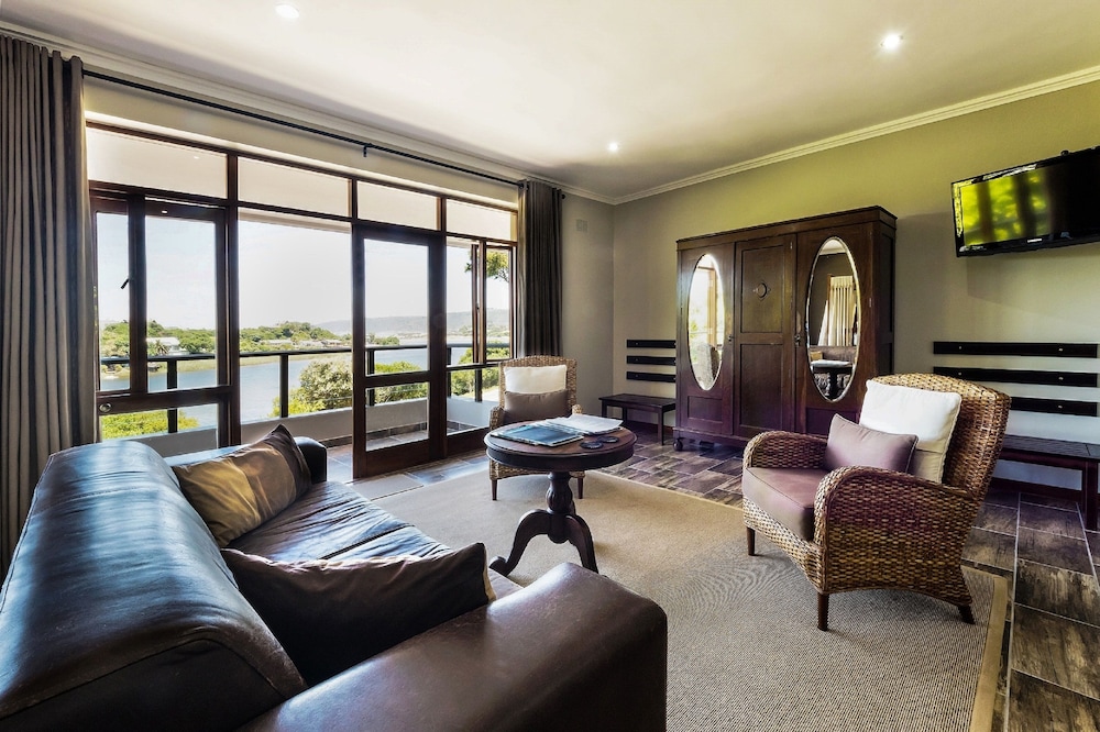 Luxury Double Room, 1 King Bed, Balcony, Lagoon View photo 2