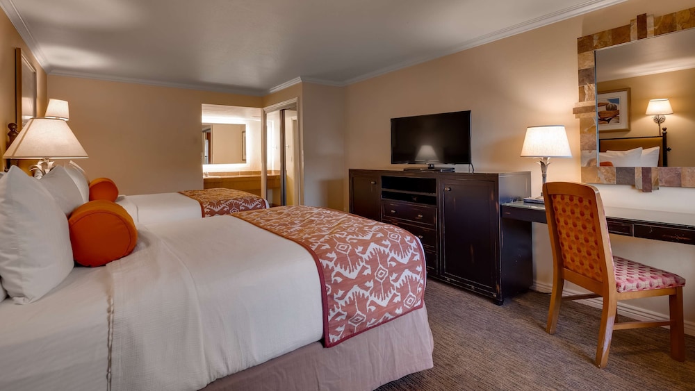 Standard Room, 2 Queen Beds, Non Smoking, Patio (1st Floor) thumbnail 5