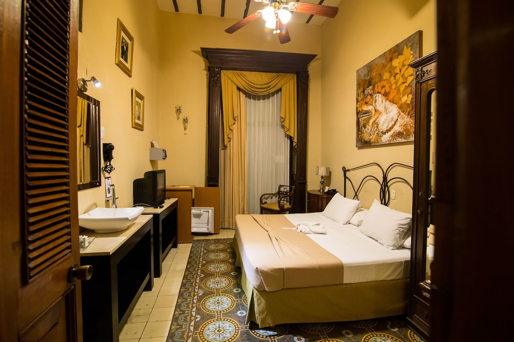 Standard Room, 1 King Bed photo 3