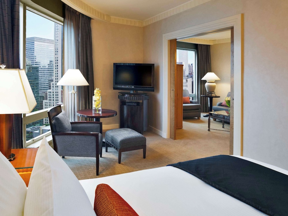 Signature Iconic Building View, High Floors, 1 Bedroom, King Suite