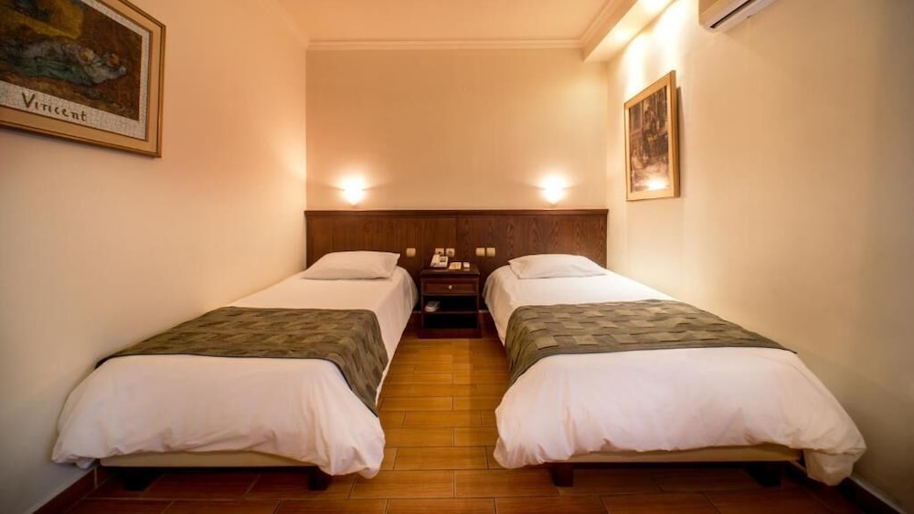 Twin Room Disability Access - Photo 1